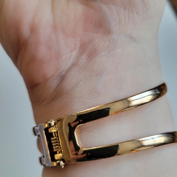 Gold tone clamper bracelet minimalist curved lines - Picture 9 of 11